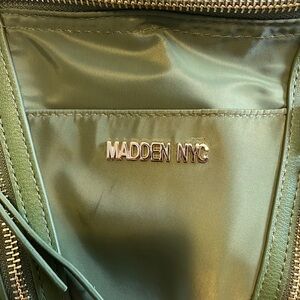 Small Shoulder purse, comes with wallet.